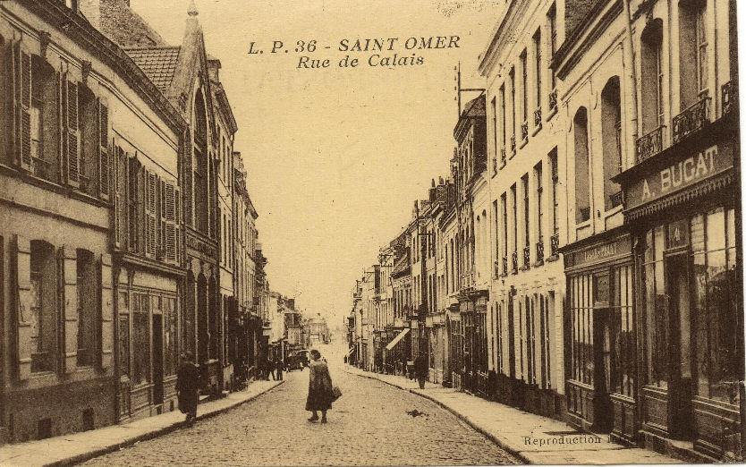 Cette rue trés commerçante, était la rue ou se trouvait la porte de Calais,du temps ou St Omer était fortifié, on l'empruntait pour aller vers St Martin au laërt.